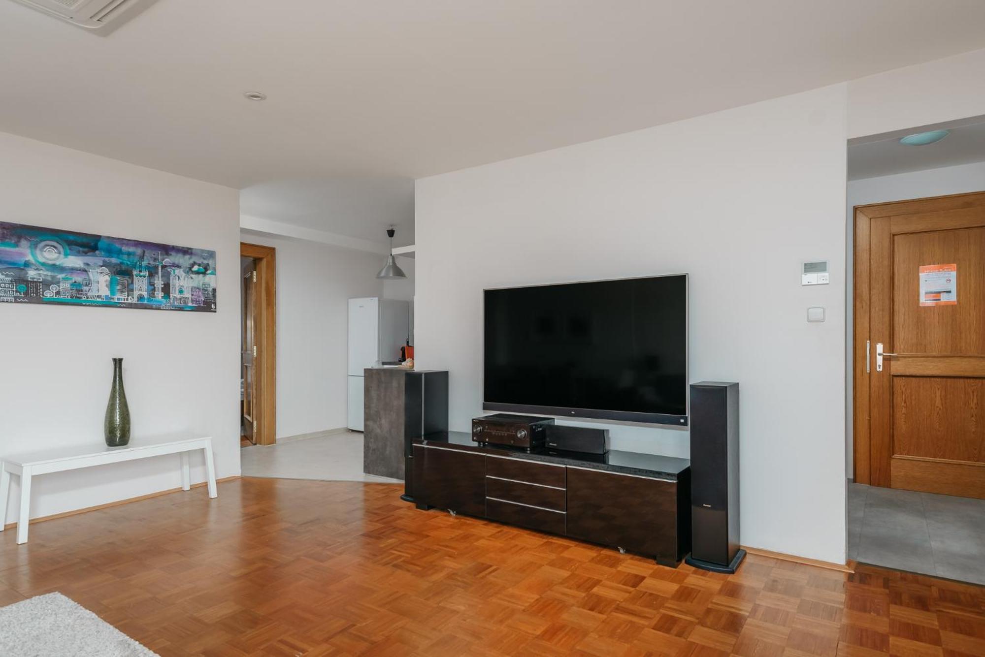 Roy 2 Bdr With Castle View, Parking & Ac Appartamento