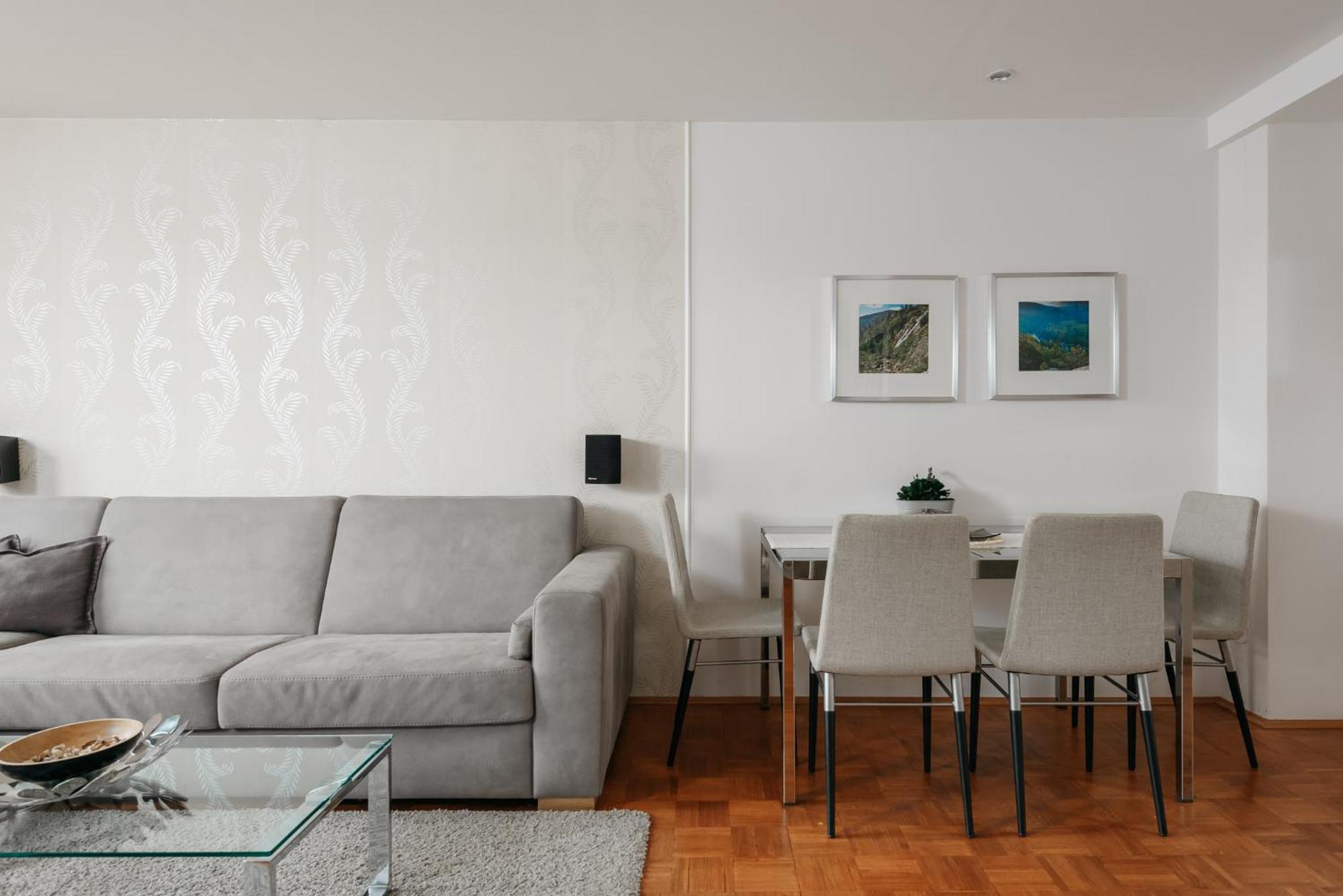 Roy 2 Bdr With Castle View, Parking & Ac Appartamento Praga